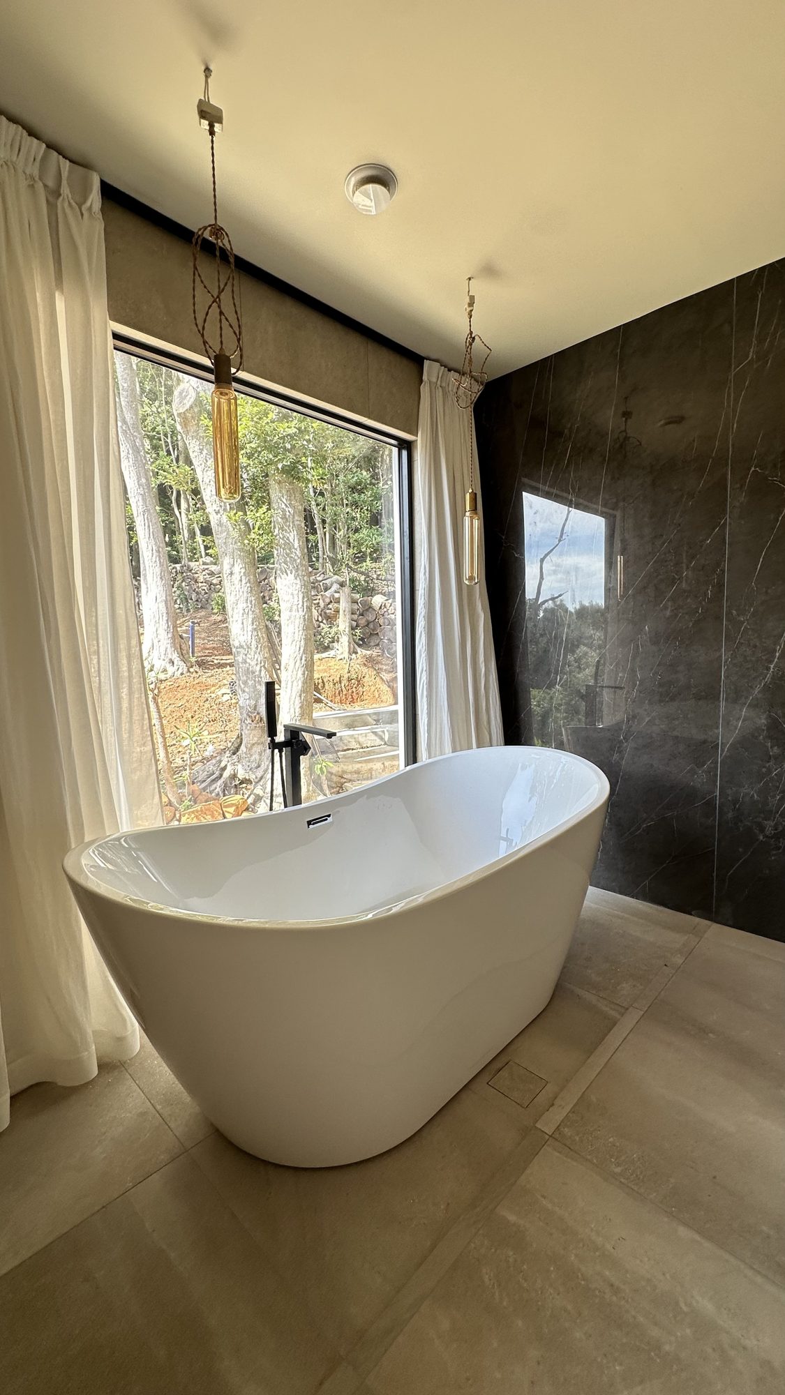 Freestanding bath facing the forest